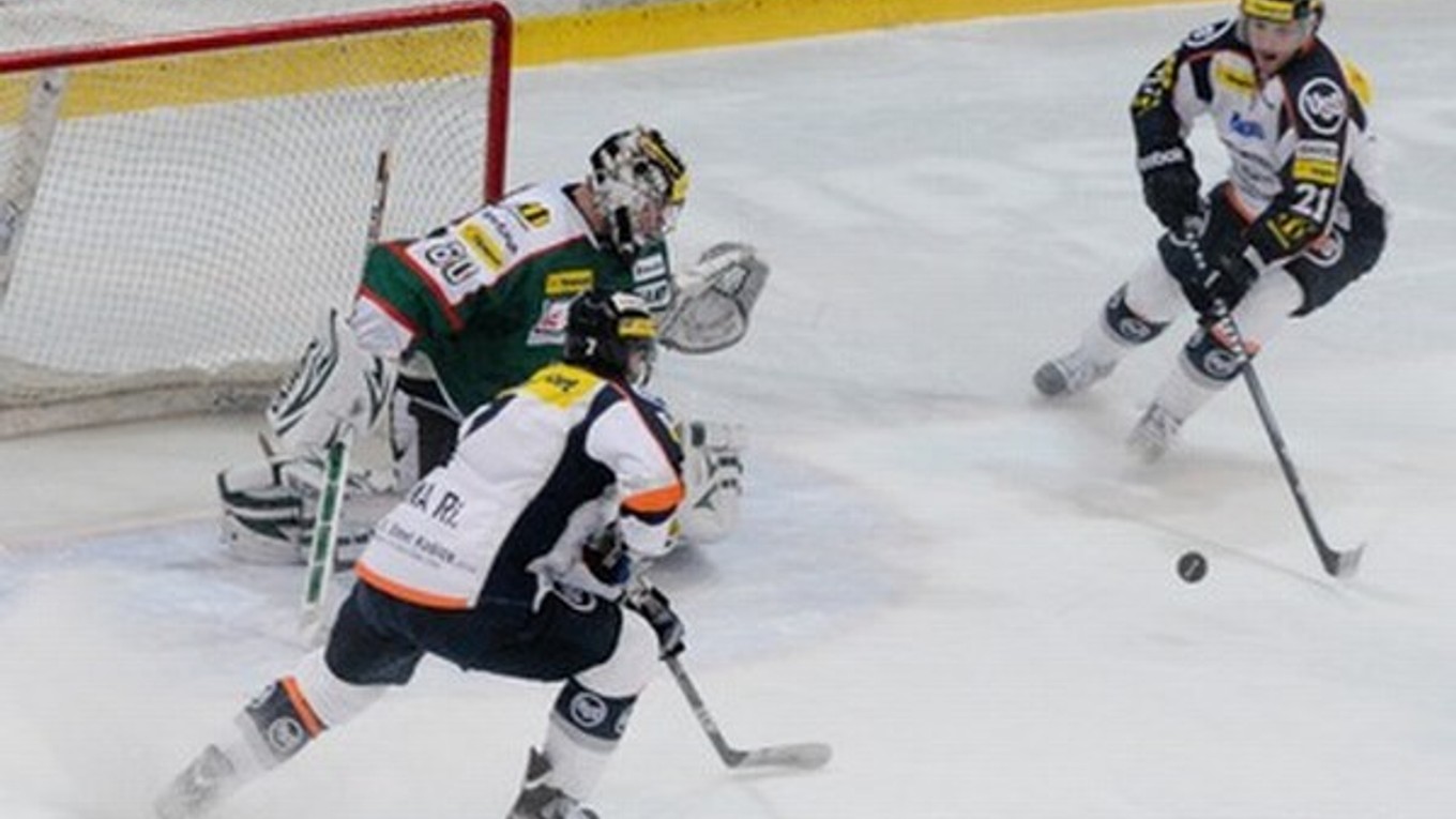 Bratia Hunovci pred brankárom Skalice.