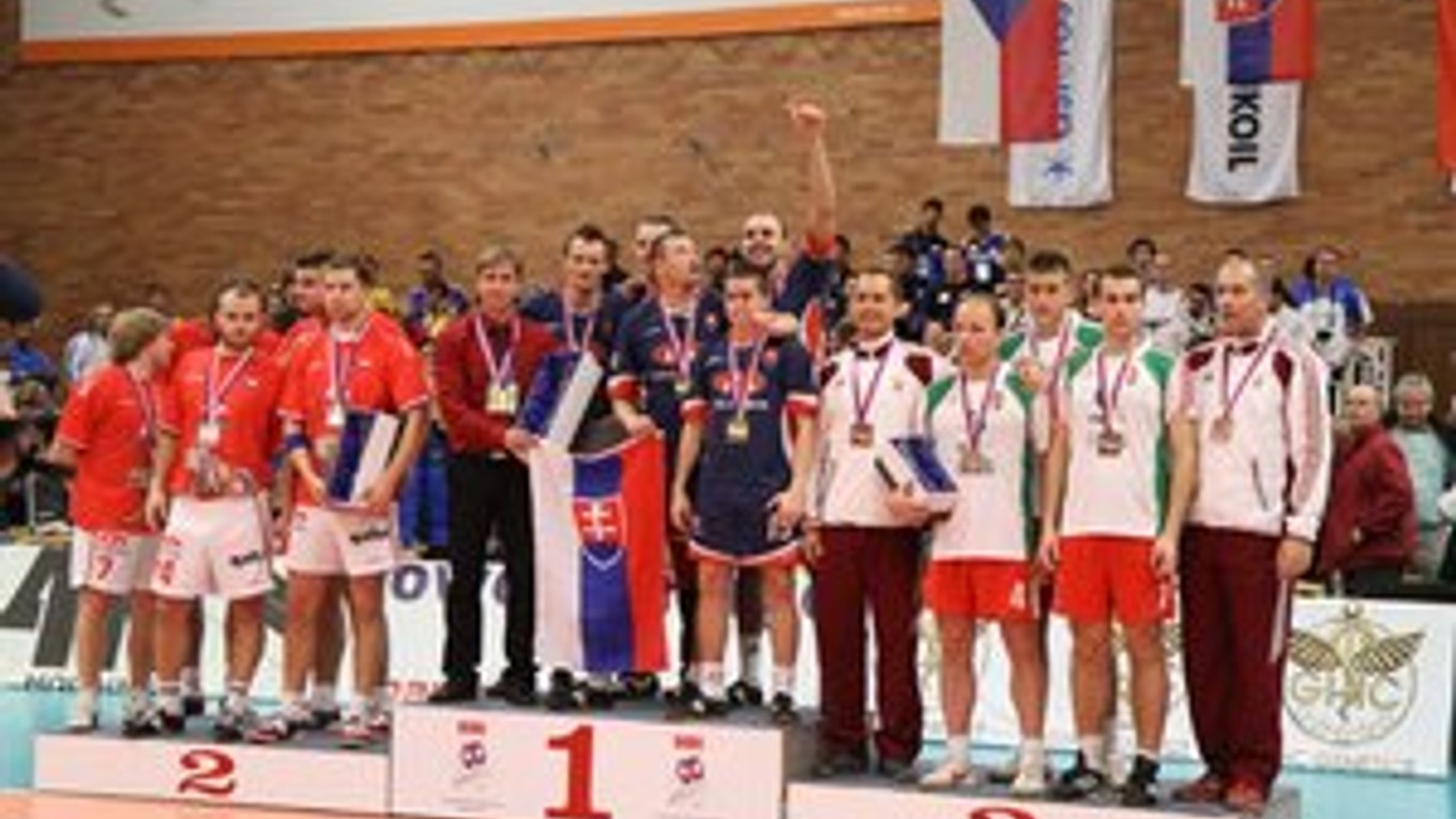 Zlato v trojiciach. Slovenskí nohejbalisti sa tešili aj z prvenstva v kráľovskej disciplíne.