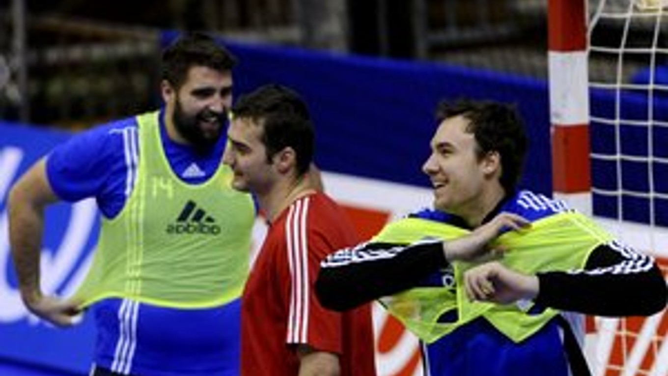 V národiaku je vždy veselo. Patrik Hruščák (vpravo) si navlieka „rozlišovačku“.