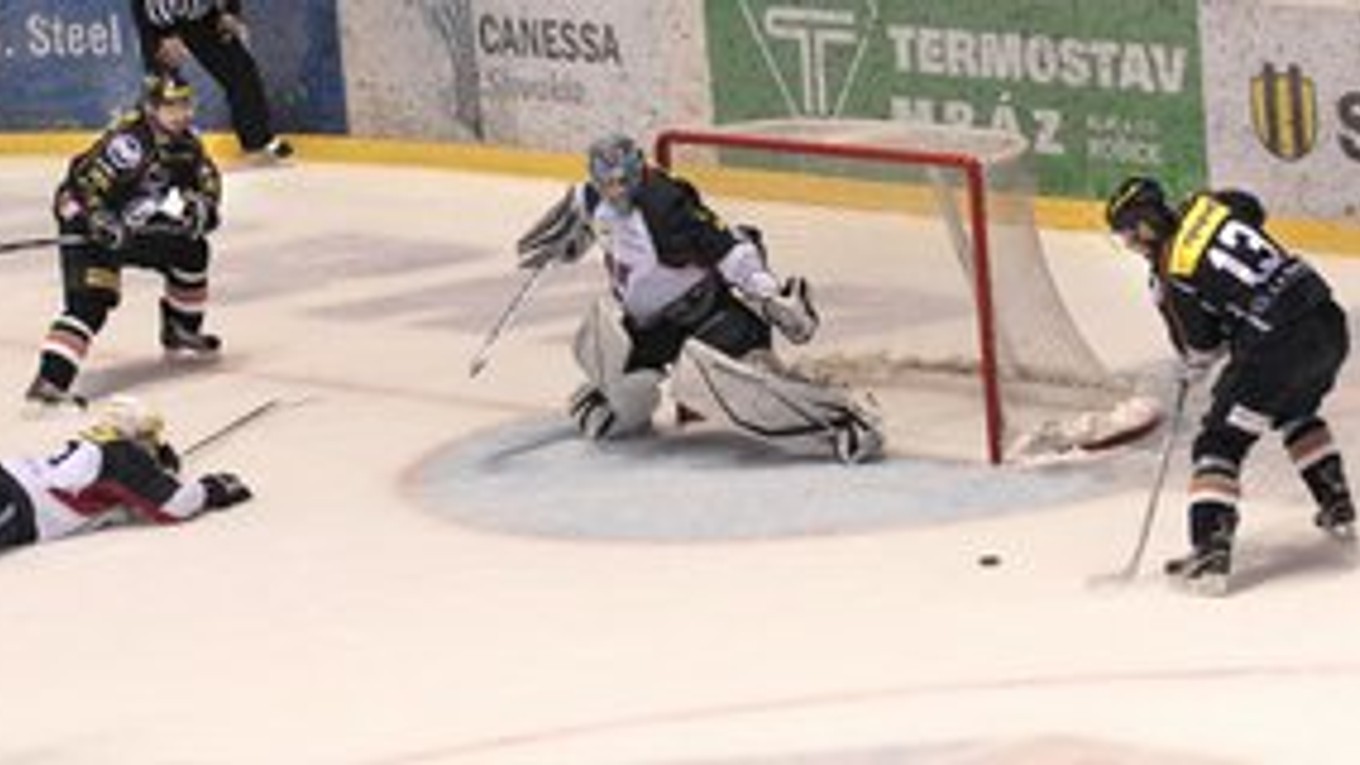 Miroslav Zálešák. Kapitán HC Košice majstrovskú trofej nad hlavu nedvíhal.