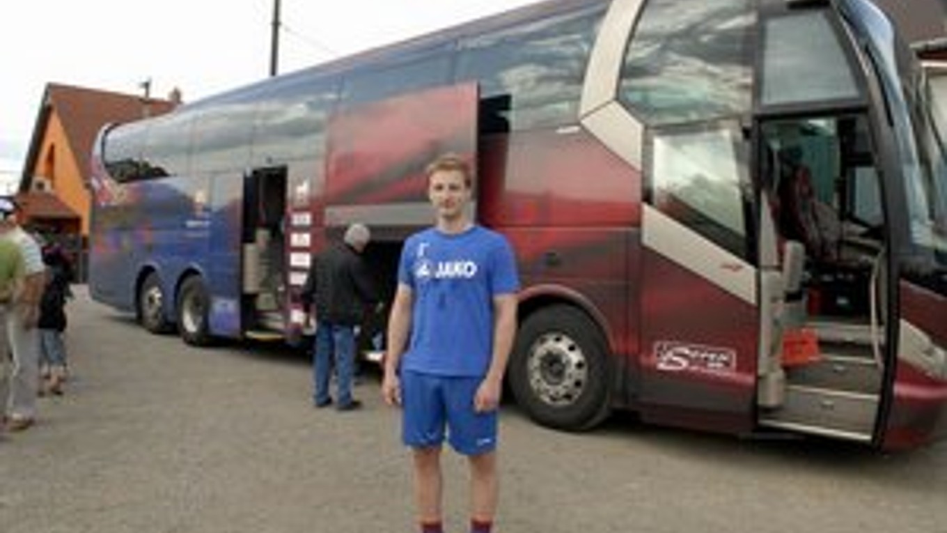 Kapitán a tréner Milan Jambor zo Svitu pred autobusom, ktorý sa stal atrakciou.