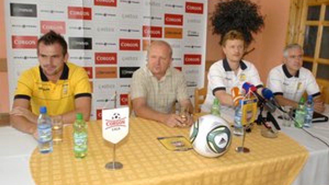Športový riaditeľ (druhý sprava) Ivan Kozák rieši prestupy i plán prípravy na novú sezónu.