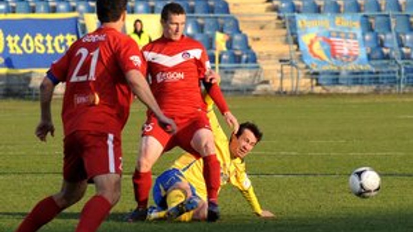 O osude zápasu rozhodol Trenčan Samuel Štefánik (v strede).