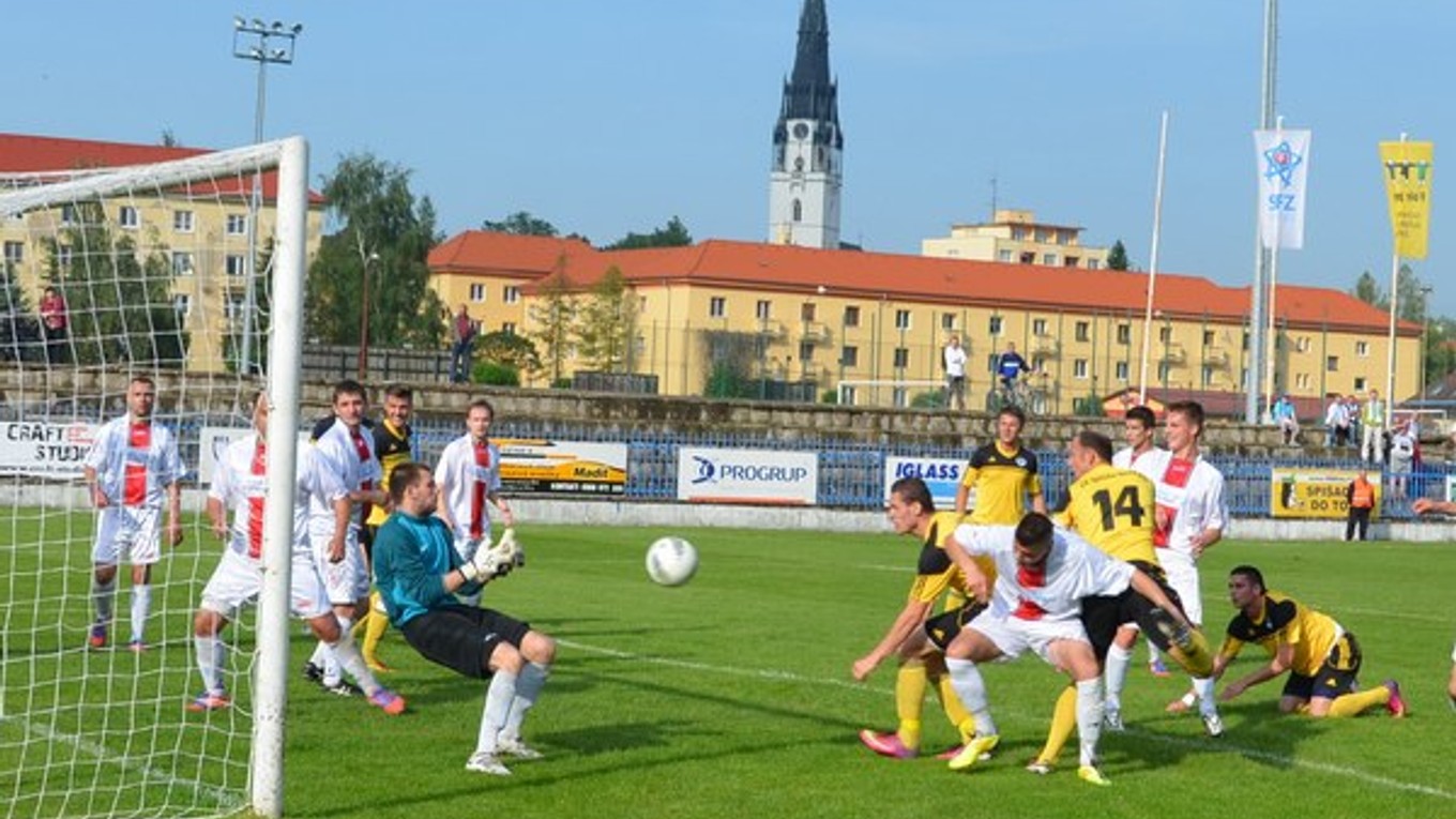 Premiéra vonku bez bodu. Do nového ročníka a novej súťaže vstúpili Novovešťania s prehrou, ale všetko môže byť ináč po zápase s juniormi Prešova.FOTO: JOPE