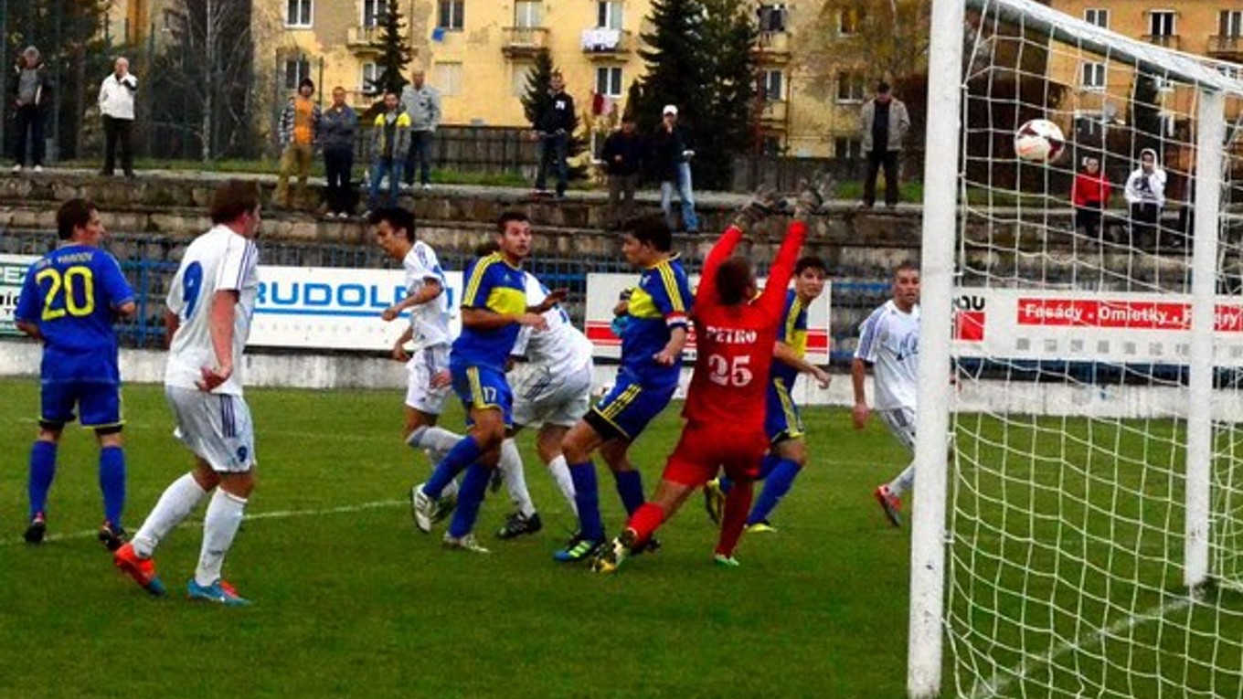 Rozhodujúci moment stretnutia. Vranovský brankár Petro a jeho spoluhráči už len sledujú cestu lopty do siete a týmto gólom prehrali na Spiši 0:1.