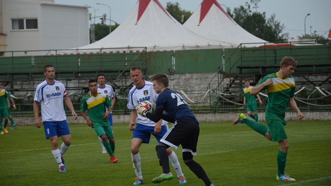 Rozhodujúci moment zápasu. Brankár V. Holienčin (s loptou) zneškodnil penaltu.