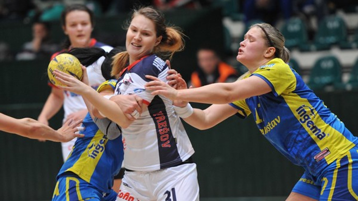 Trápi ju boľavá päta. Daniela Harčarufková (s loptou) tiež nie je fit.