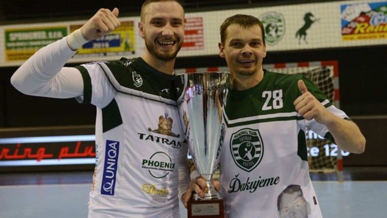 Na snímke hráči Prešova Dominik Krok (vľavo) a Radoslav Antl.