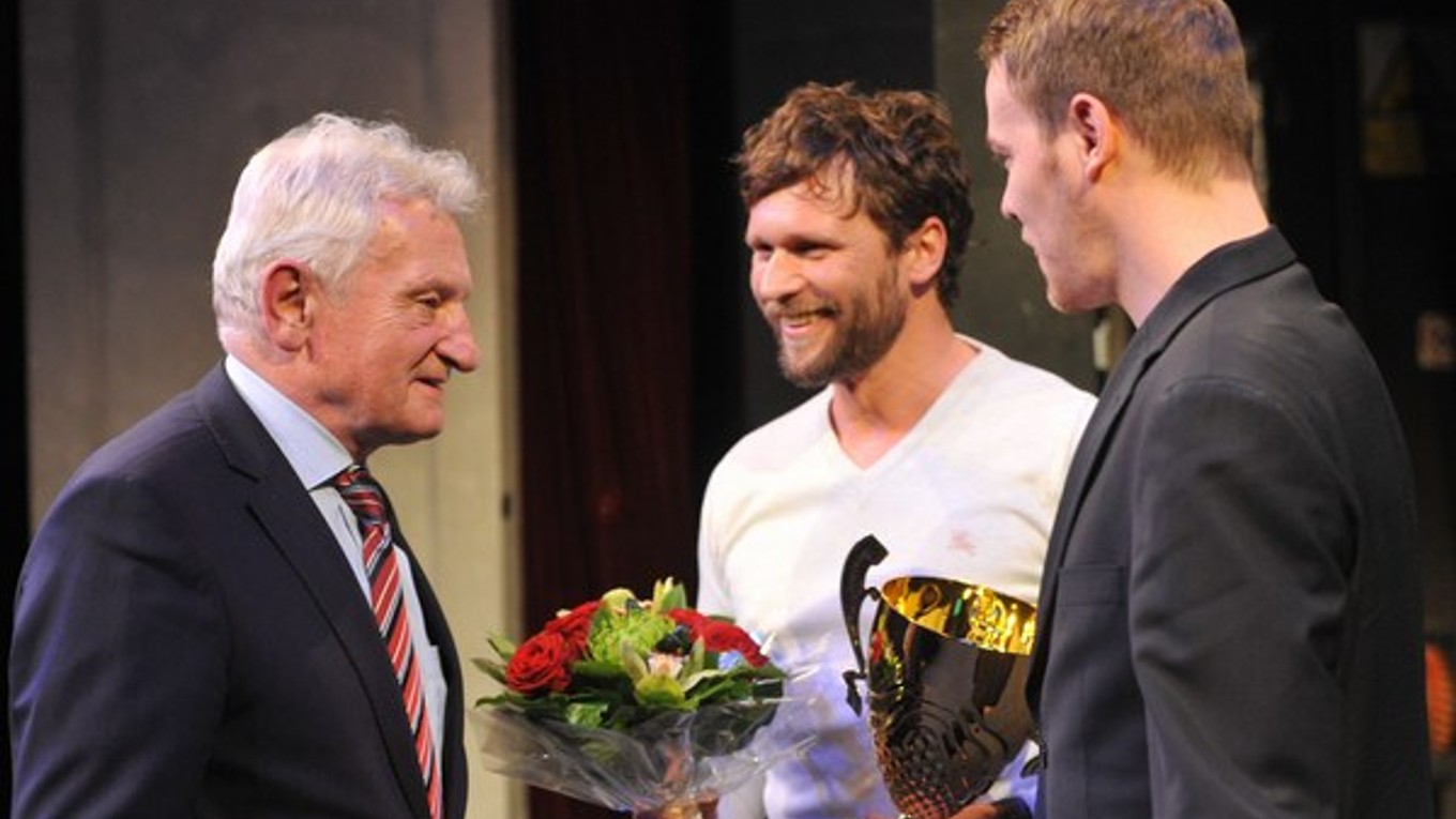 Dušan Michalčík. Zakladateľ prešovského futsalu preberá trofej.