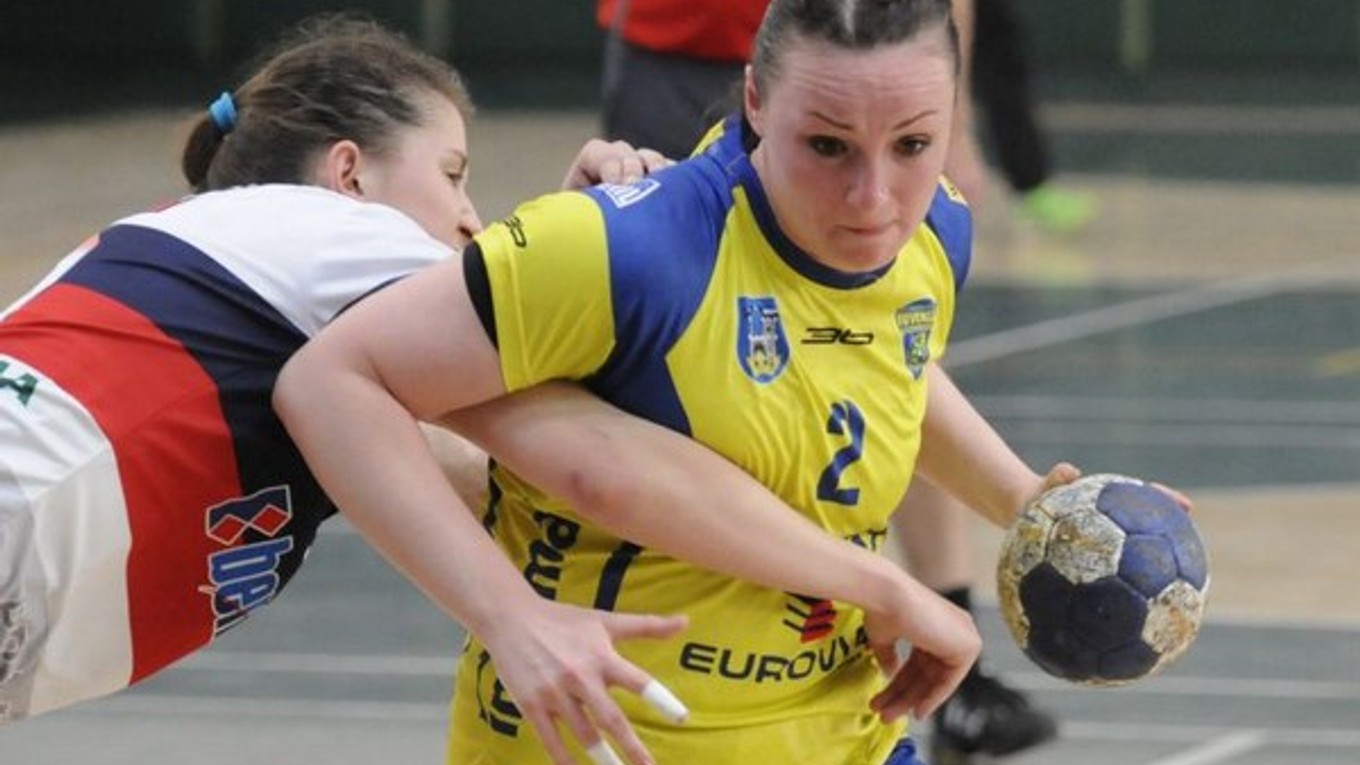 Na snímke s loptou hráčka Michaloviec Julia Kucherová, vľavo hráčka Prešova Zuzana Puzderová.