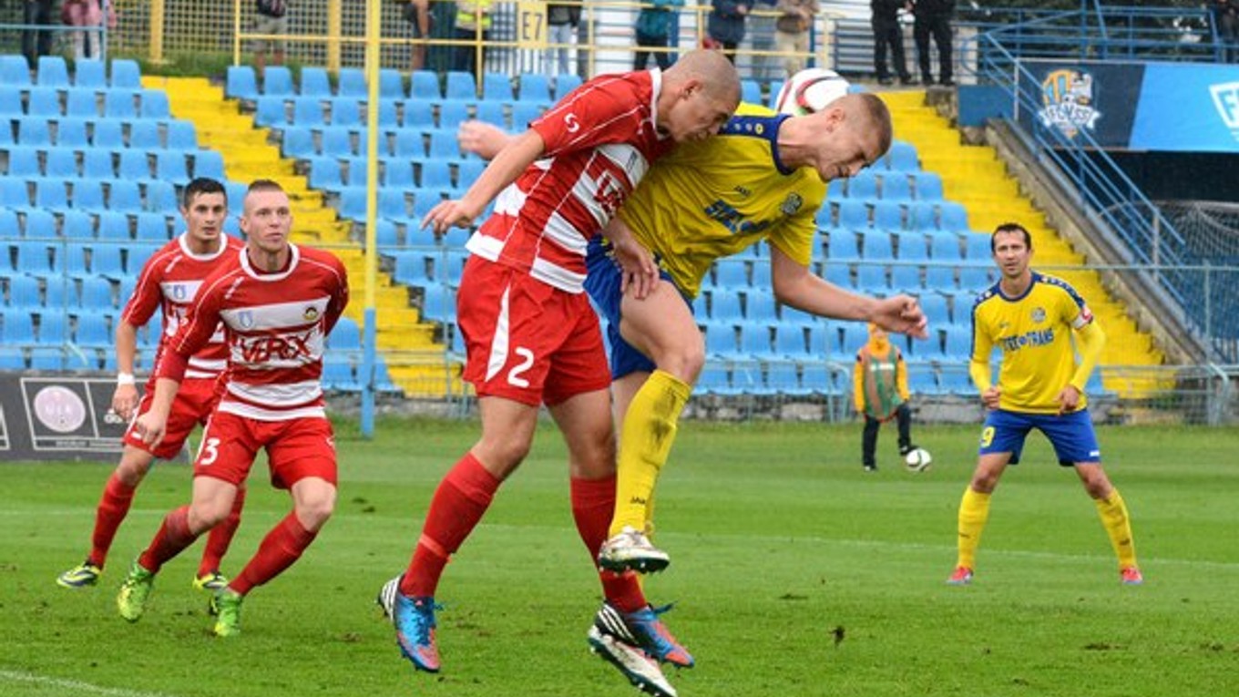 Prešovčania bojujú s Liptákmi. Futbalisti Liptovského Mikuláša (v červenom) sa musia spoliehať na zakopnutie svojho priameho konkurenta.