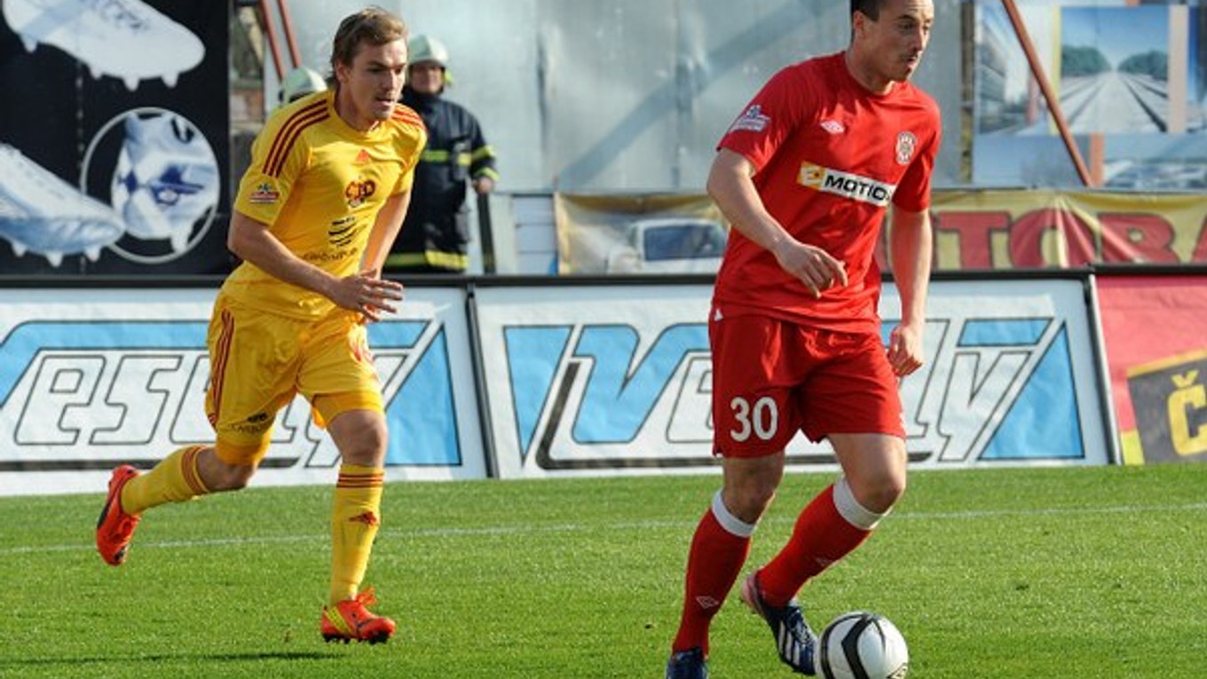 Miroslav Keresteš (s loptou) uniká svojmu súperovi. Zo zápasu Synot ligy Brno – Dukla Praha (3:0), v ktorom prihral na druhý gól.
