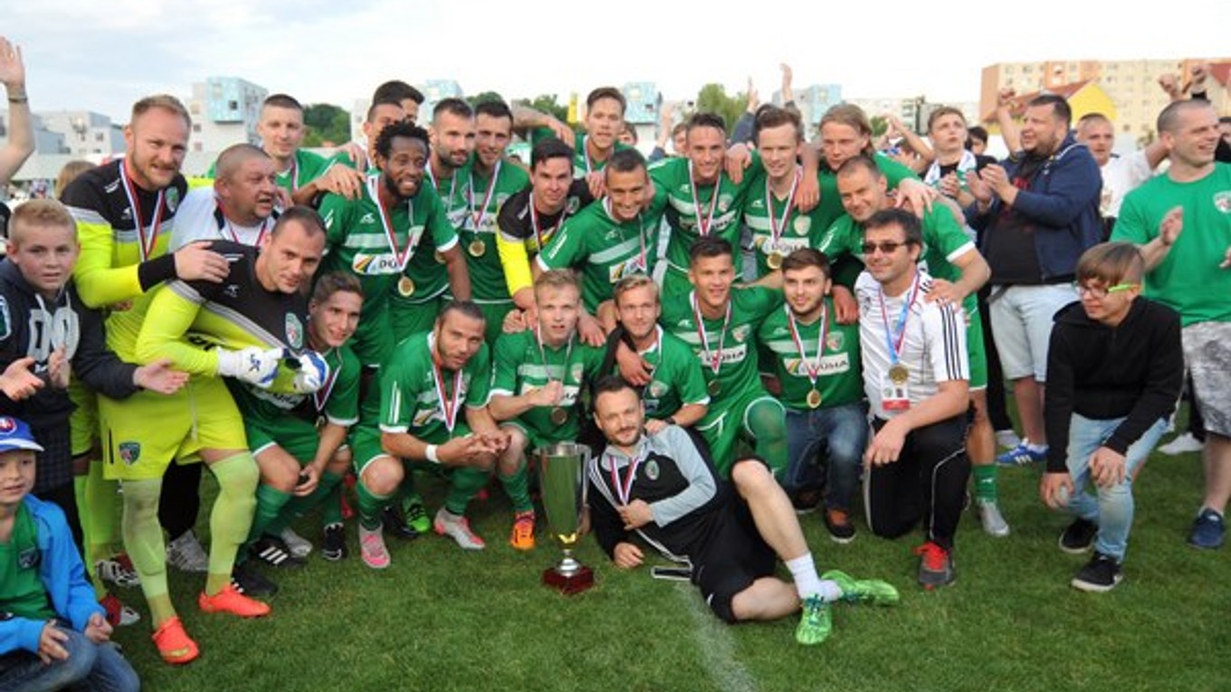 Dokázali to! Futbalisti Tatrana Prešov sa radujú z postupu do najvyššej súťaže.