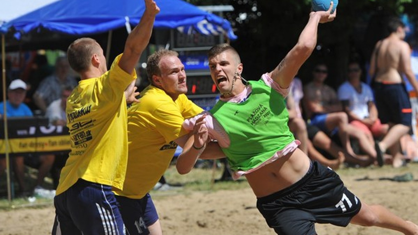 Ivan Ivkovič (s loptou) hral za Tatran už počas víkendu na turnaji v plážovej hádzanej v Prešove.