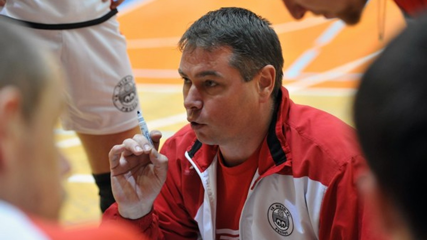 Tréner Ľuboslav Šalata.