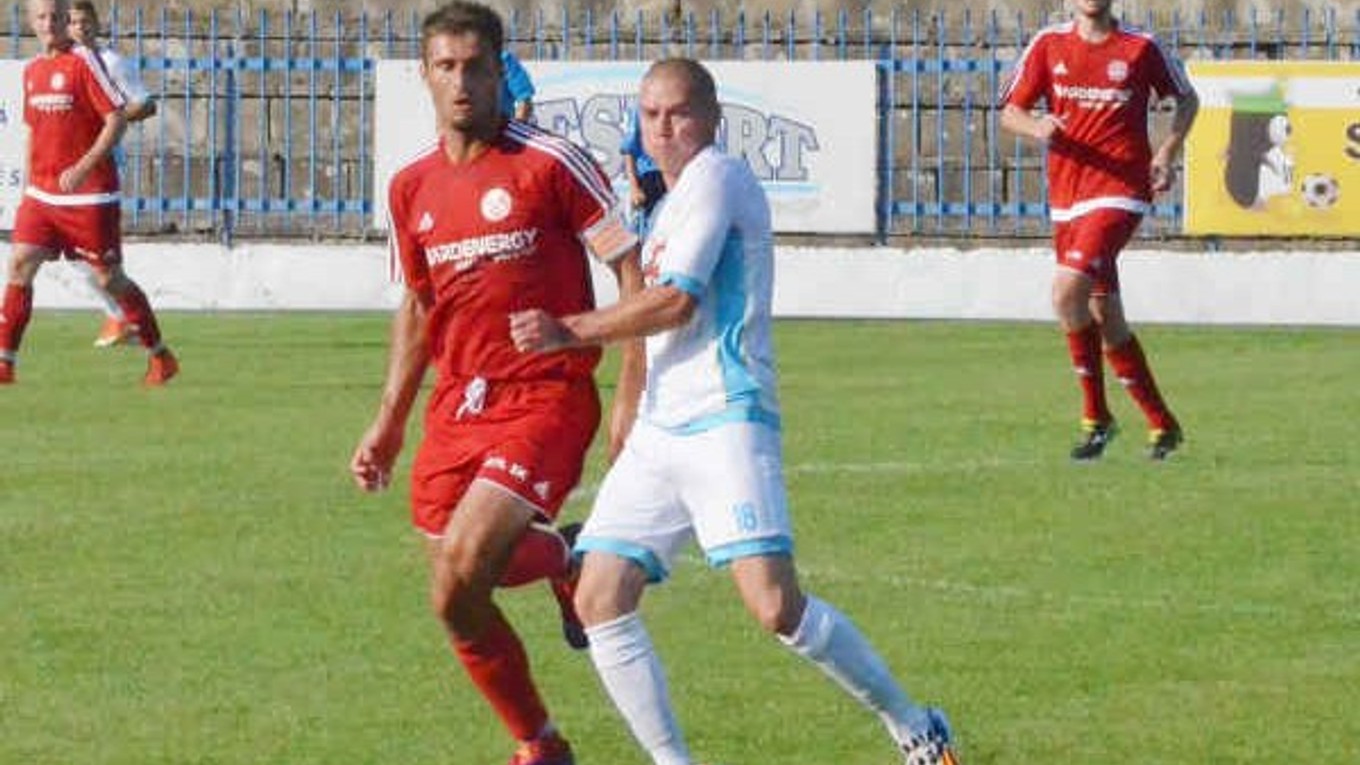 Prvý presný zásah. Lukáš Kiššák (v bielom) potešil gólovou parádou, ale na bodovanie proti Prešovu to nestačilo.