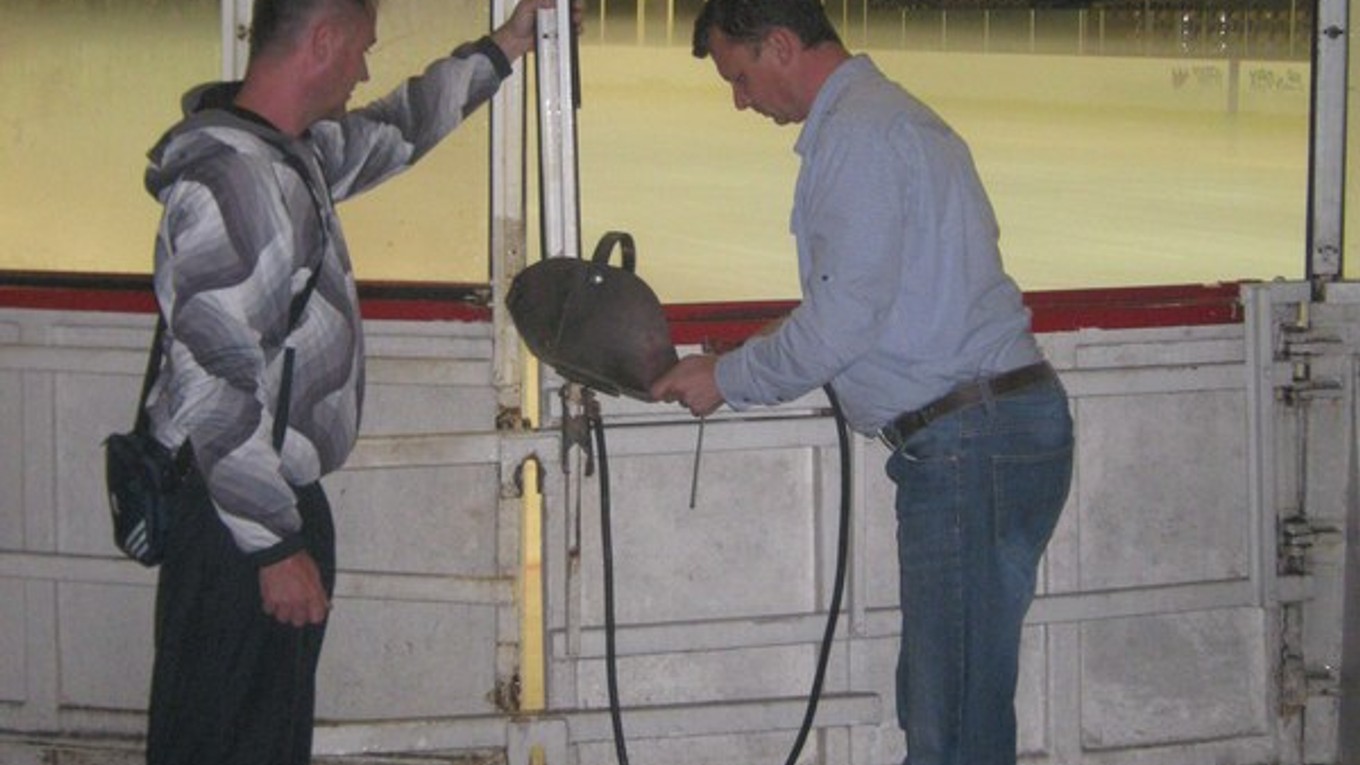 Miesto havárie. Dvere mantinelu boli bez železných rámov i plexiskla.