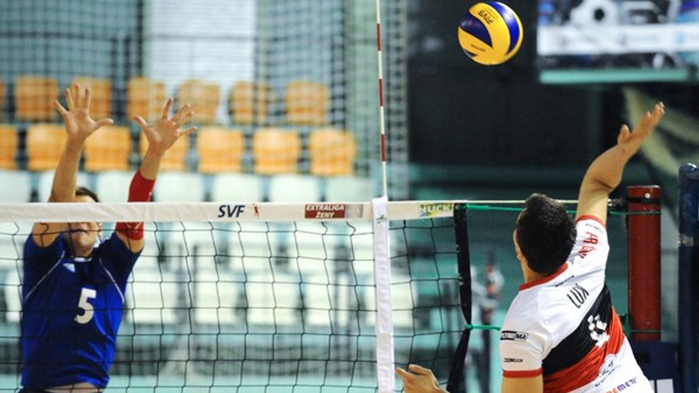 Zo zápasu Prešova v Nitre, útočí Marcel Lux.