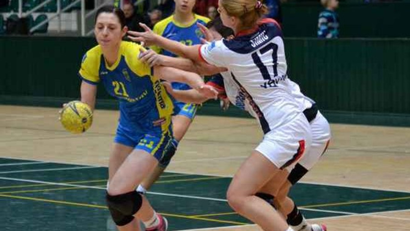 V Prešove dvakrát skórovala. P. Wollingerovú (vľavo) bráni domáca S. Simičová.