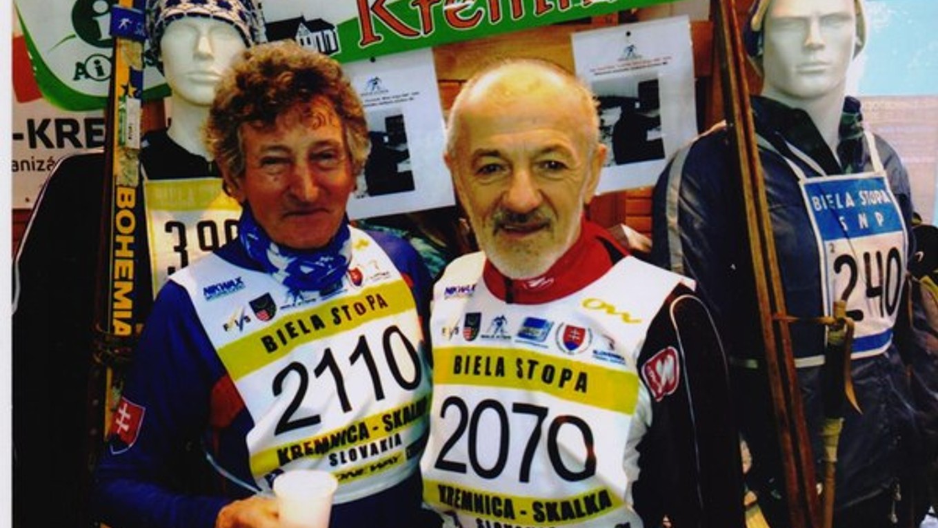 Prešovčan Jozef Štec (nar. 1936, vľavo)absolvoval všetky uskutočnené ročníky Bielej stopy. Odbehol na nich  1 965 kilometrov.
