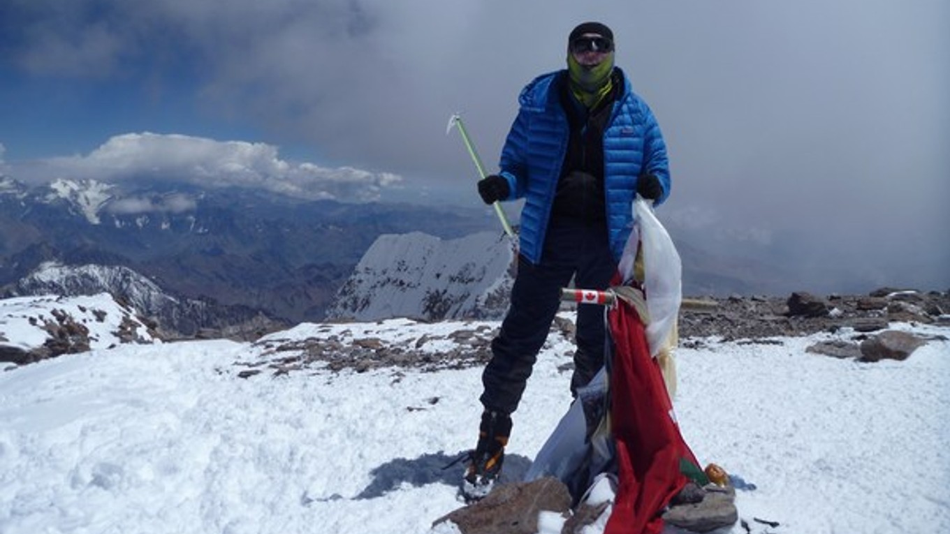 Na vrchole. Pri kríži na streche Južnej Ameriky.