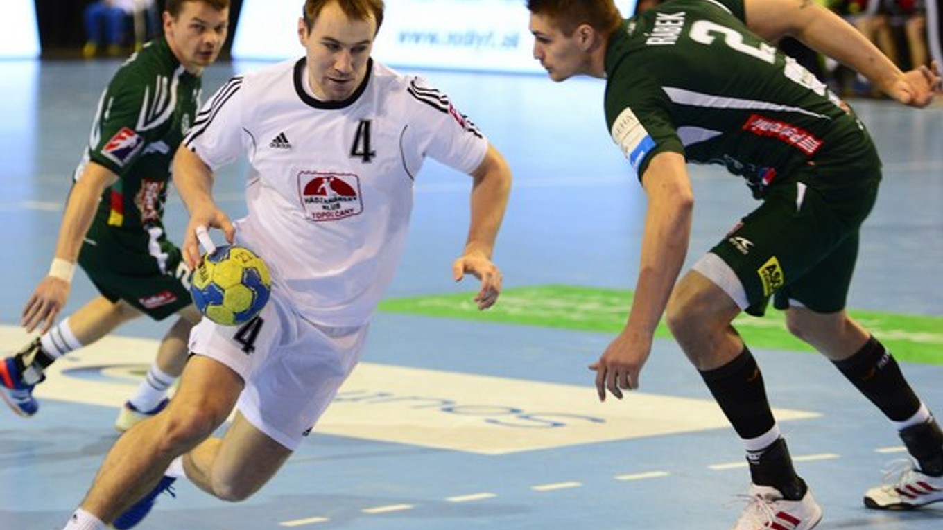 Oliver Rábek (vpravo) sa strelecky presadil v oboch zápasoch Tatrana v skupine Pohára EHF.