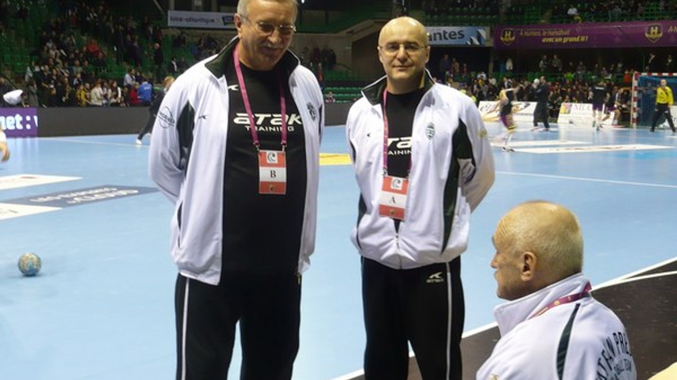 Generálny manažér. Branko Benko (na snímke uprostred) zdôvodnil zmeny termínov.