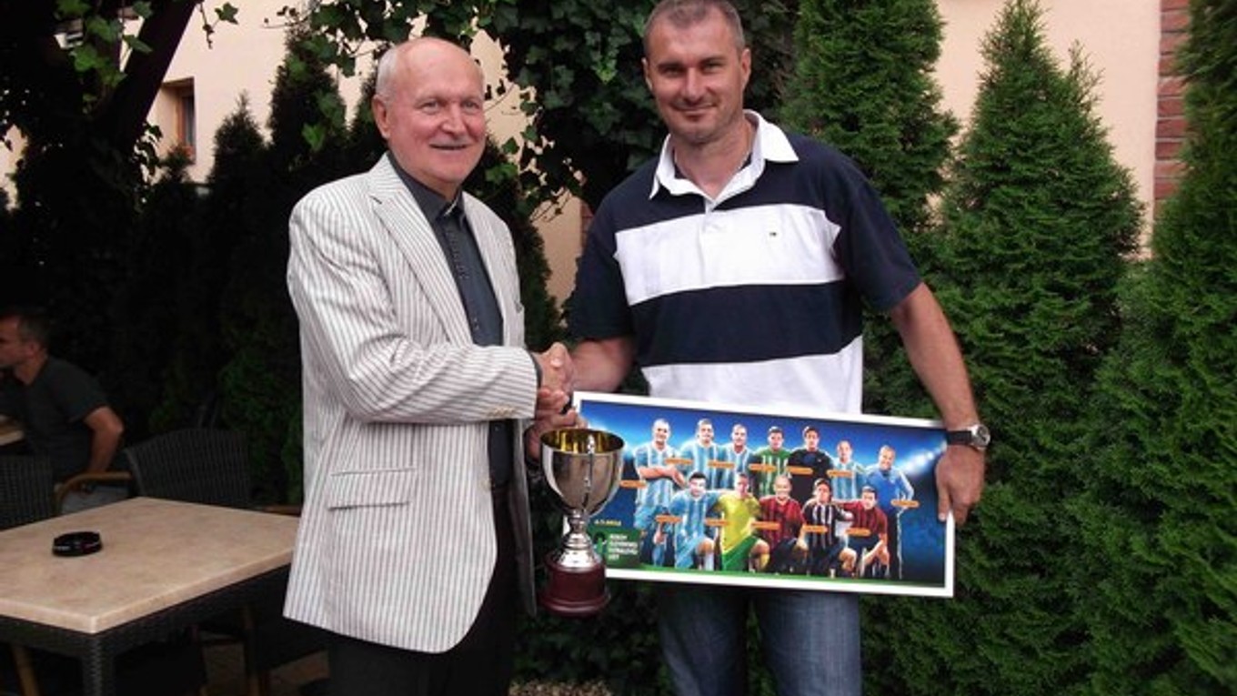 Dvaja Vargovia. Licenčný manažér FIFA Vladimír Varga (vľavo) odovzdáva ocenenia Stanislavovi Vargovi.