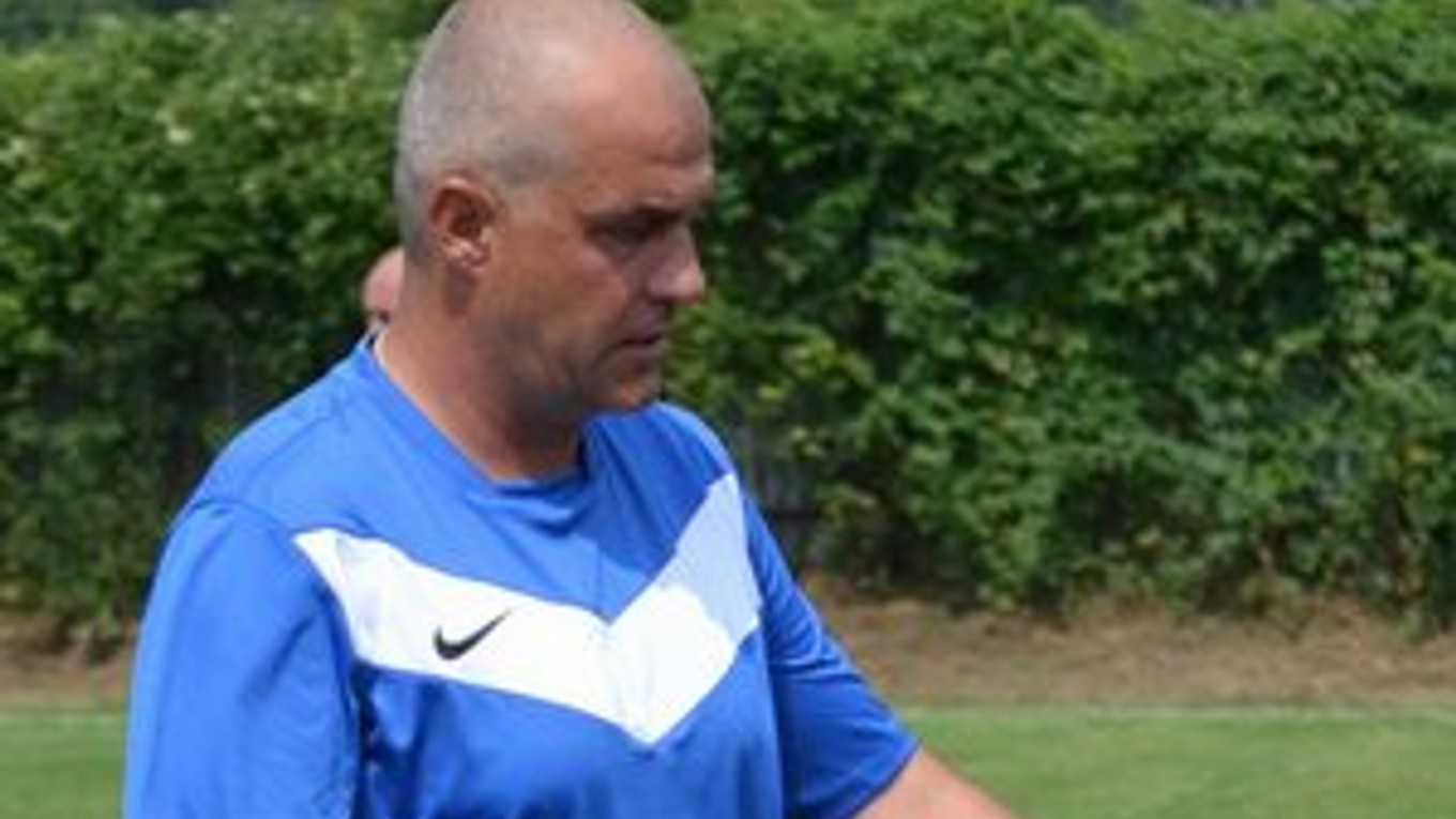 Tréner. Aj Milan Lalkovič je smutný z toho, že béčko Tatrana rovnako vypadáva z III. ligy .