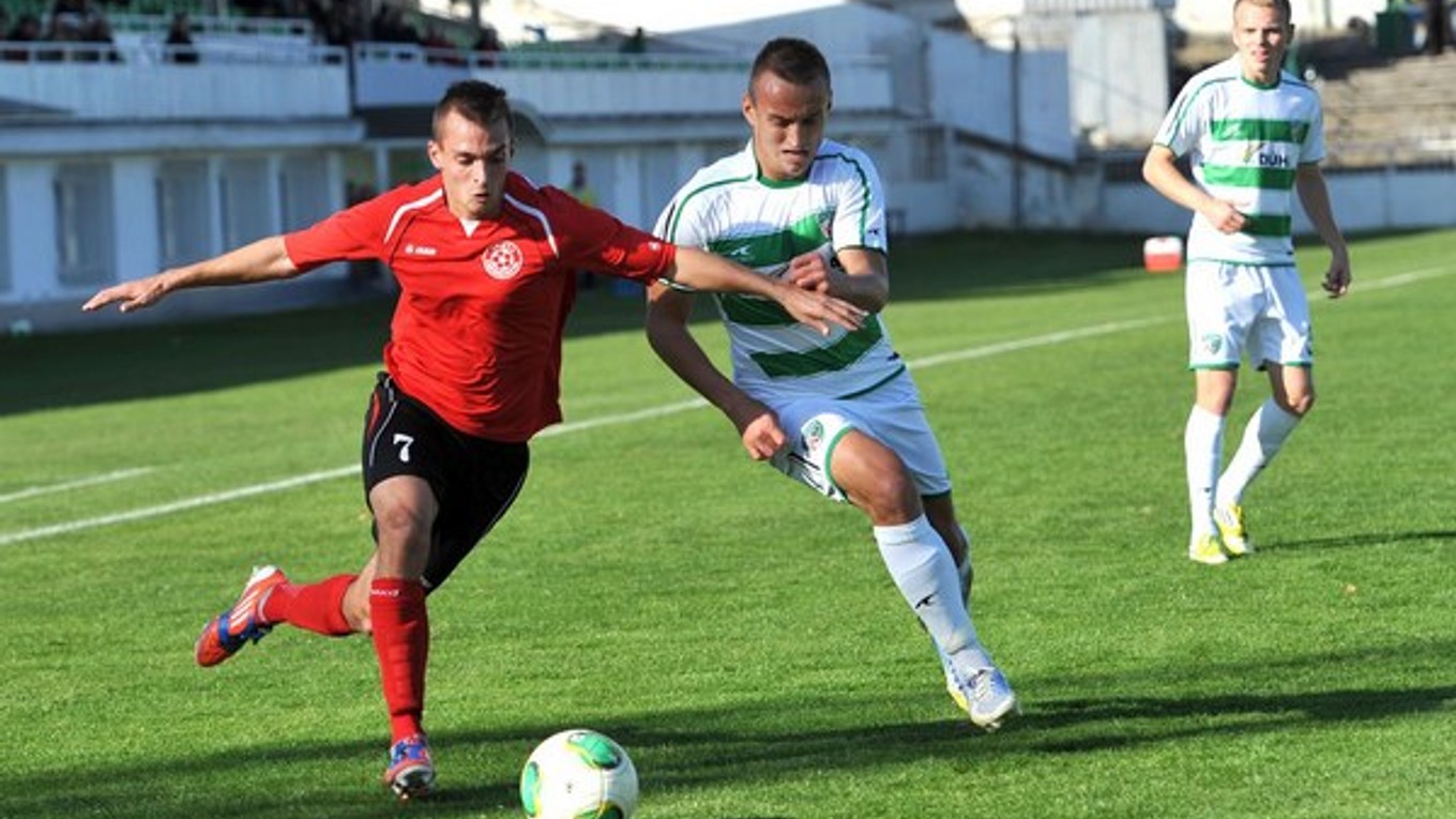 V Prešove bez gólov. Zľava súboj Filipa Molnára zo Senca a domáceho Richarda Kačalu.