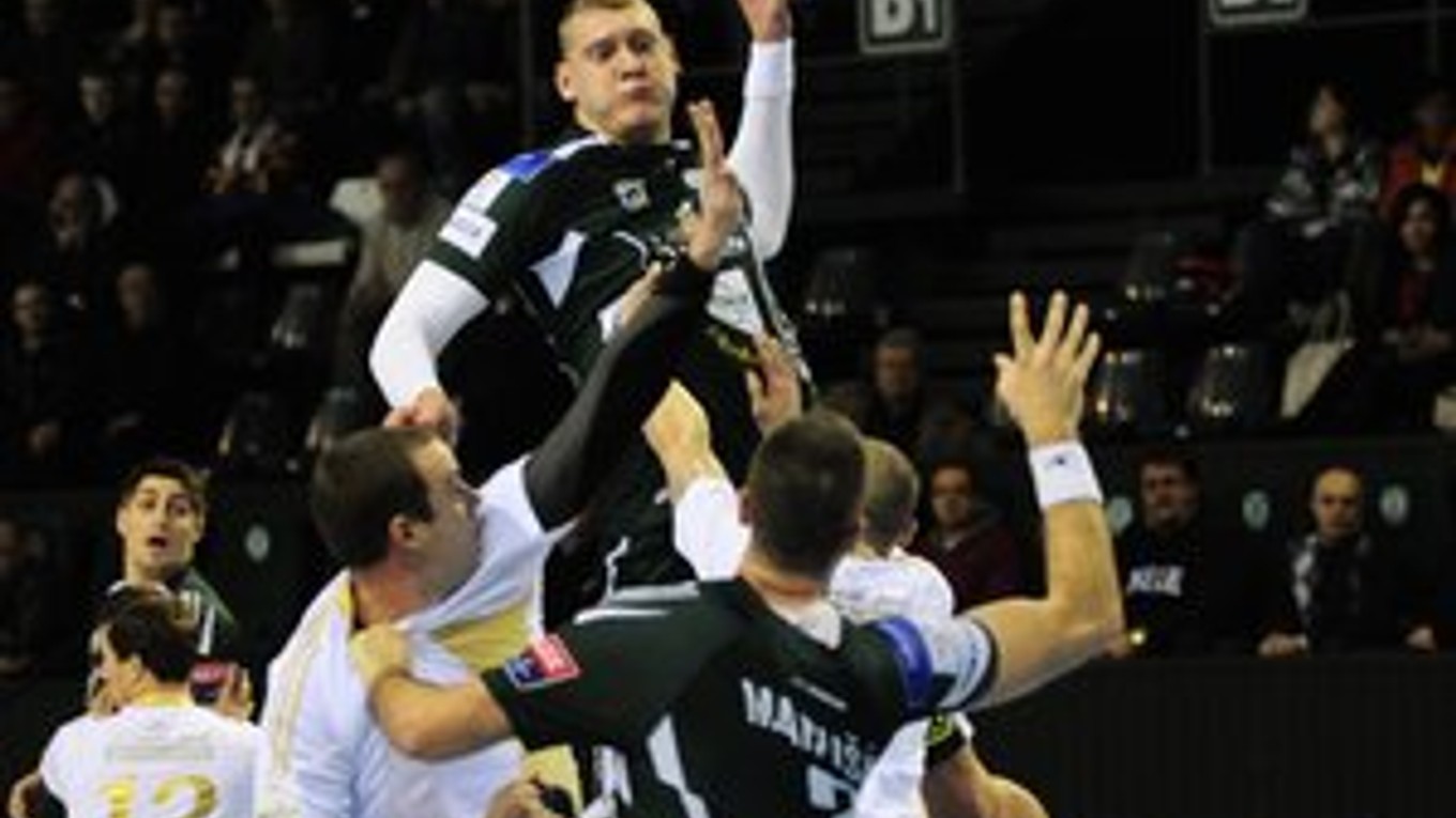 Hráč Prešova Kristopans strieľa na michalovskú bránku.