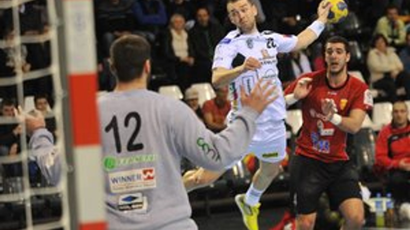 Tomáš Urban strieľa na brankára Skopje Strahinju Miliča.