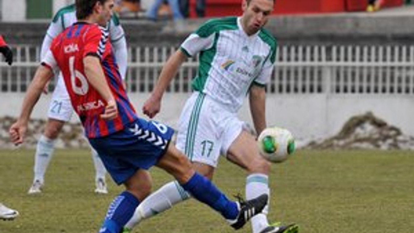 Nemá slov. O dôvodoch krachujúcich zámerov sa Petrovi Liptákovi (vpravo) ťažko hovorí.