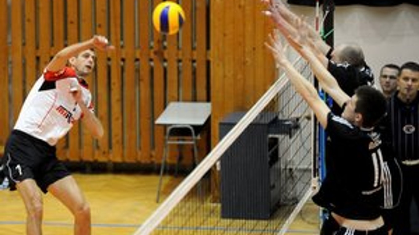 Kapitán Prešova Peter Beňa (na smeči). Hovorí, že po neúspechu v play-off chcú zabojovať o zisk piateho miesta.