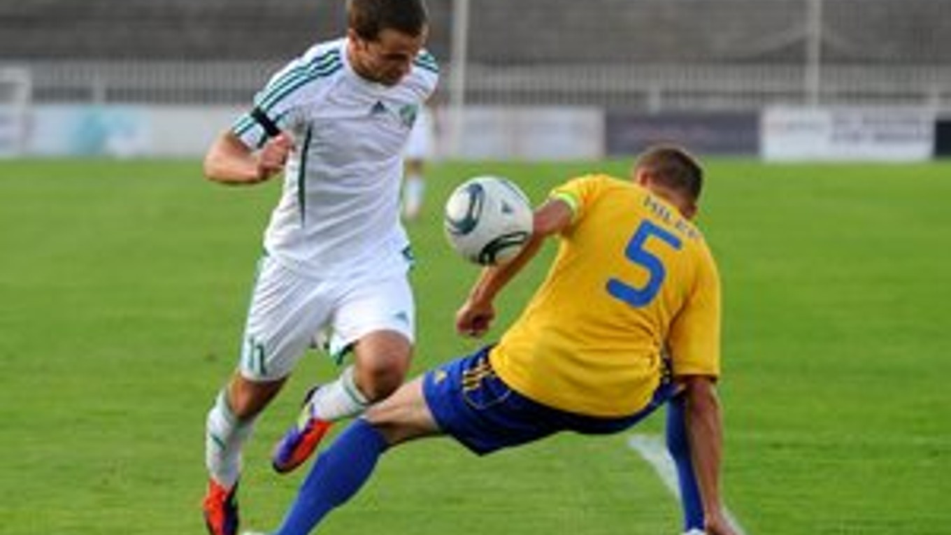 Peter Katona (v bielo–zelenom drese) vraví, že prehrať  dnes v Dunajskej Strede si nemôžu dovoliť.