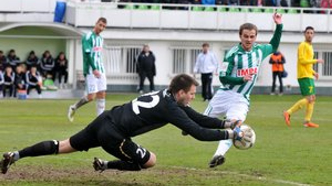 Peter Katona (na snímke vpravo, v zeleno-bielom drese). Jeho gól priniesol výhru Tatrana v Nitre.