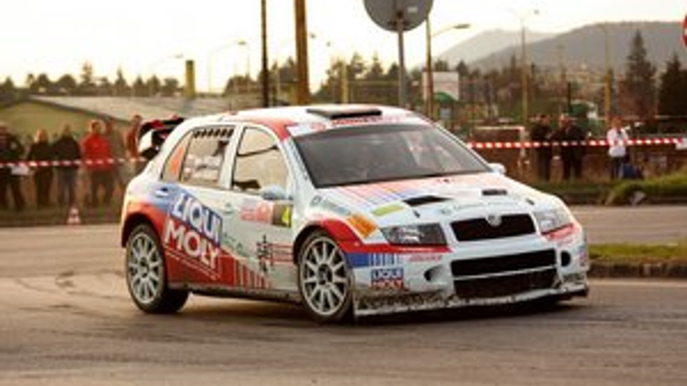 Na trati. Prešovská dvojica Igor Drotár – Vlado Bánoci so Škodou Fabia WRC.