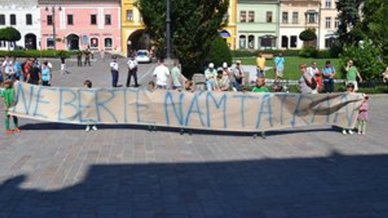 Transparent s nápisom Neberte nám Tatran držali žiaci futbalového klubu 1. FC Tatran Prešov.