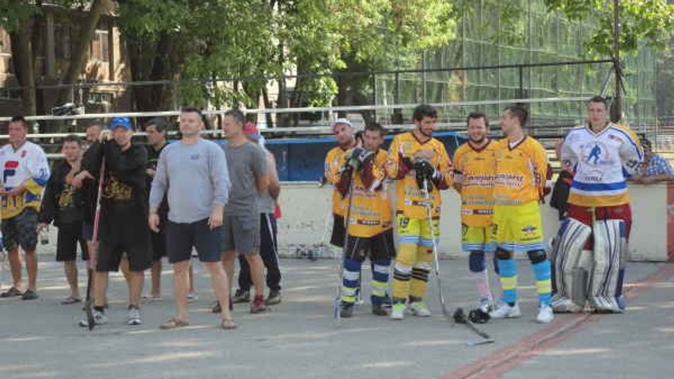 Hokejbalové generácie. Stretli sa na výročnom podujatí v Trebišove.