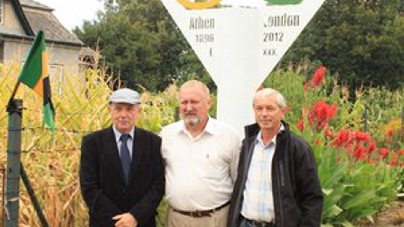 Pamätný symbol OH v Bieli. Pred ním zľava Štefan Czetö, Ján Pásztor a František Kunzo.