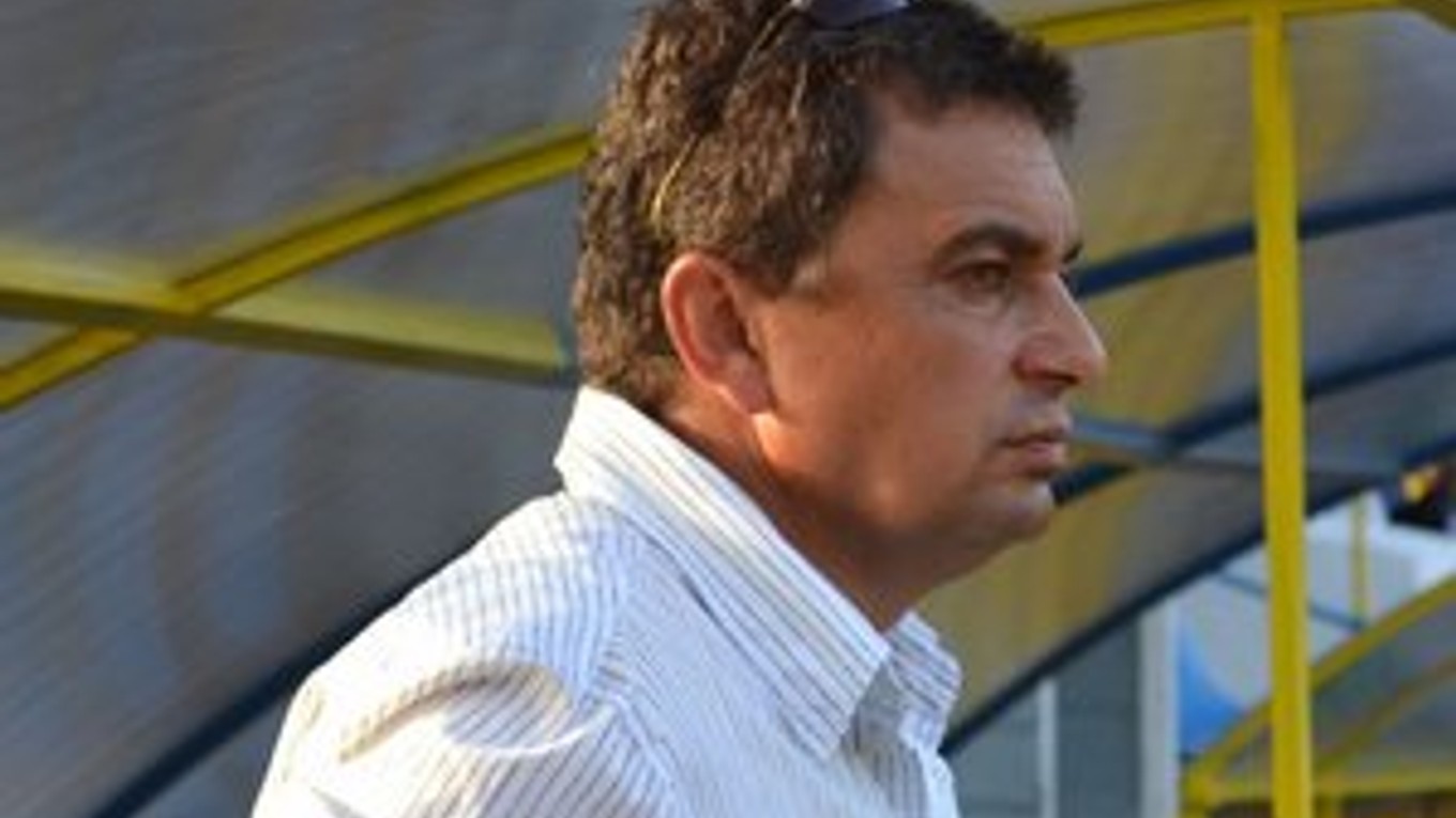 Tréner Slavoja Vladimír Rusnák. Jeho zverenci vyhrali tretíkrát za sebou.