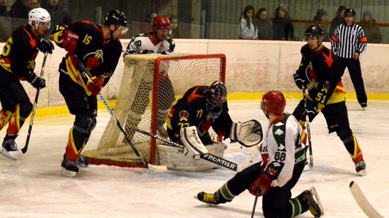 Dvojzápas s polovičnou úspešnosťou. Gelničania sa s domácim publikom rozlúčili víťazstvom v predĺžení nad Sabinovom. Deň predtým nestačili na Detvu.
