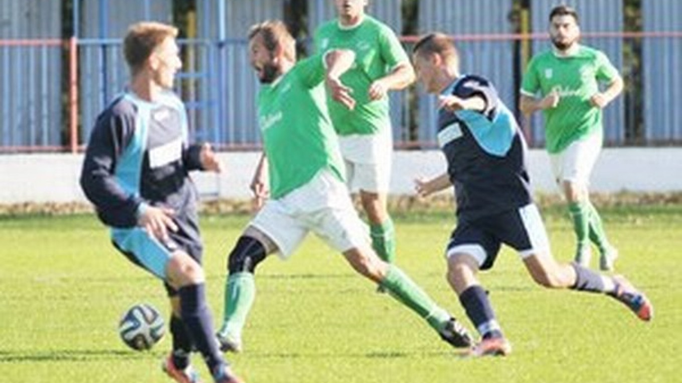 Miroslav Drobňák (pri lopte) dal jediný gól Odevy.