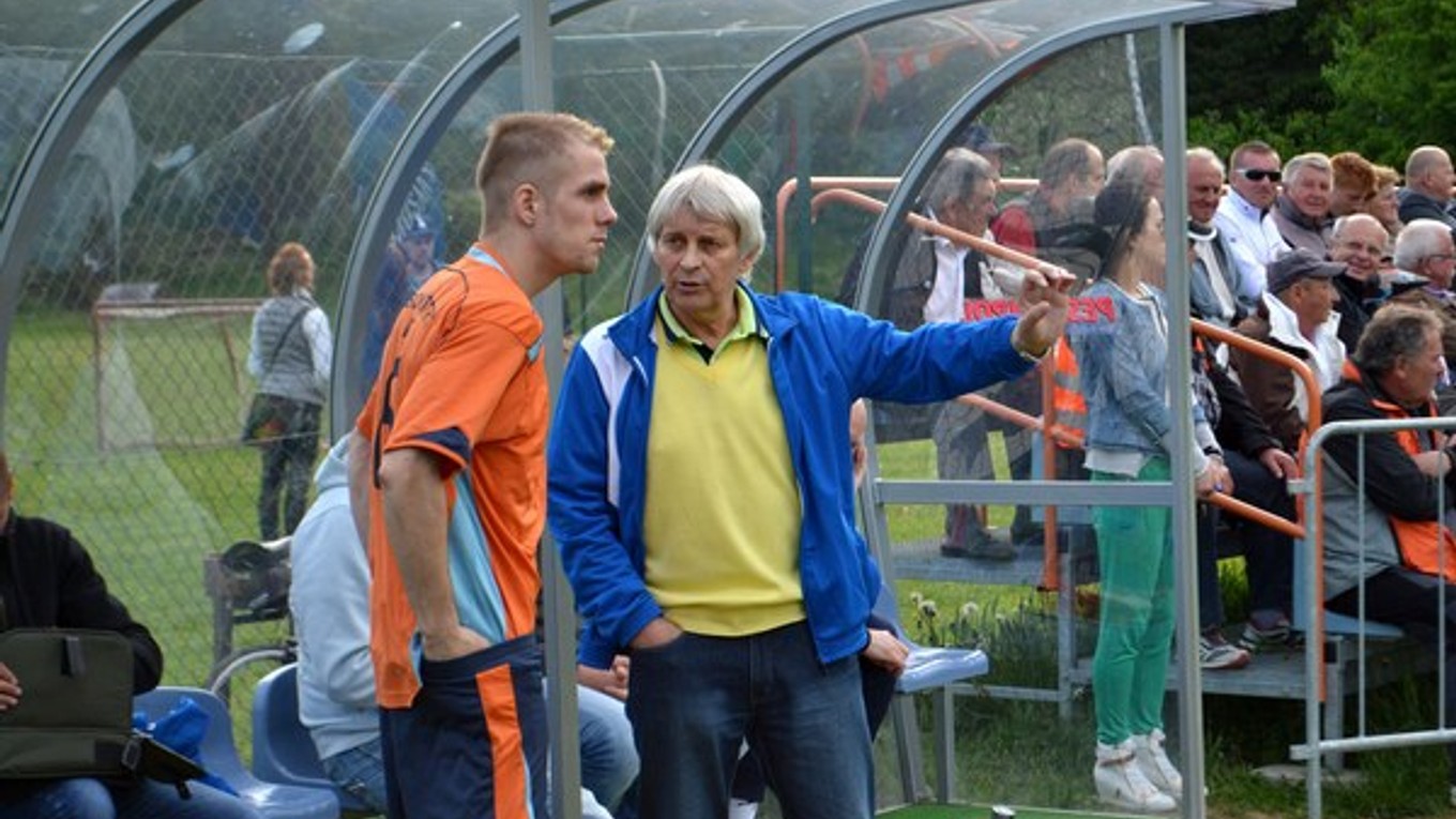 Rozdáva pokyny. Trénera Lipnického a jeho mužstvo čaká zápas roka.