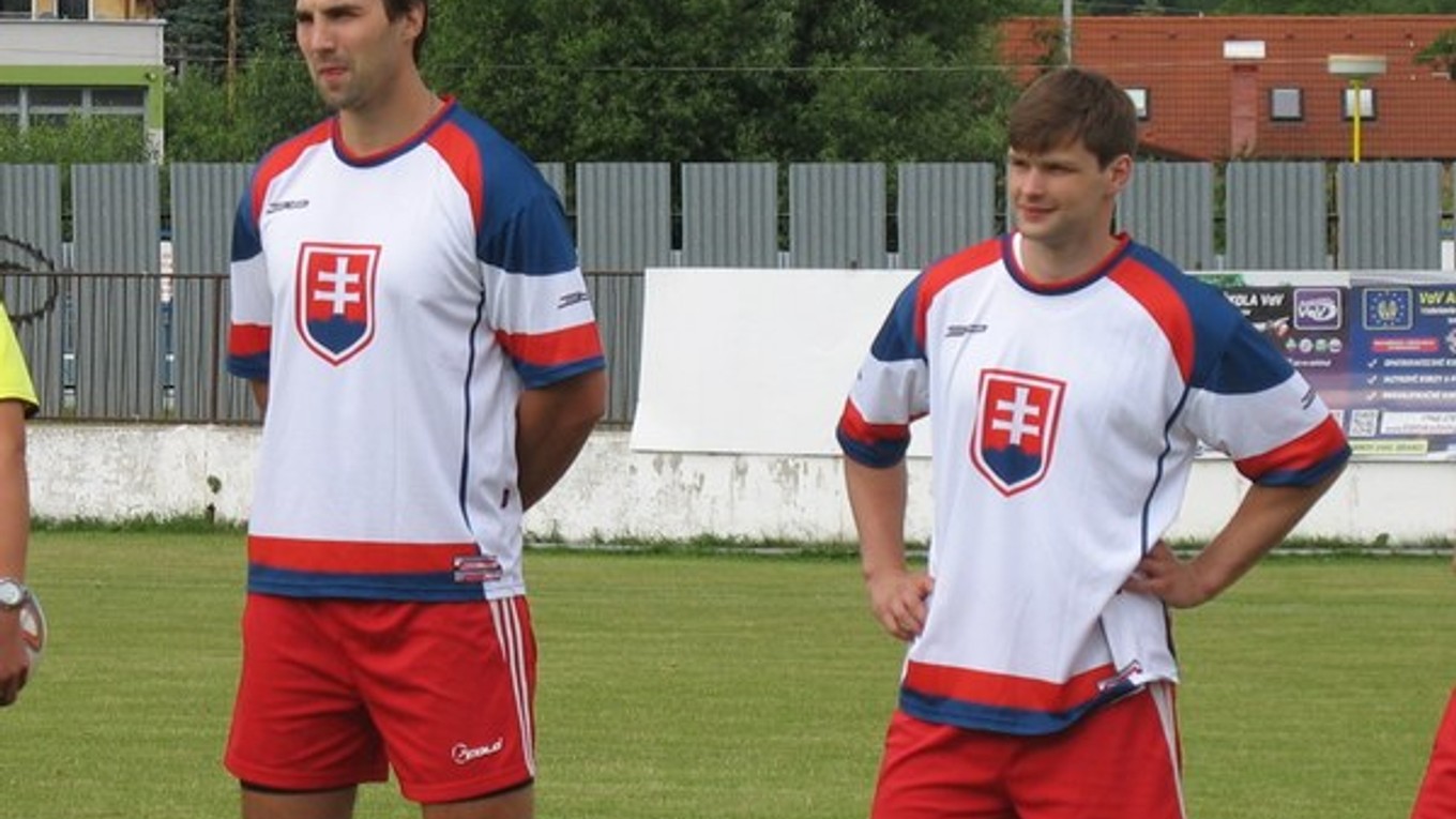 Marek Zagrapan (vpravo). Na futbalovej exhibícii v Sabinove.