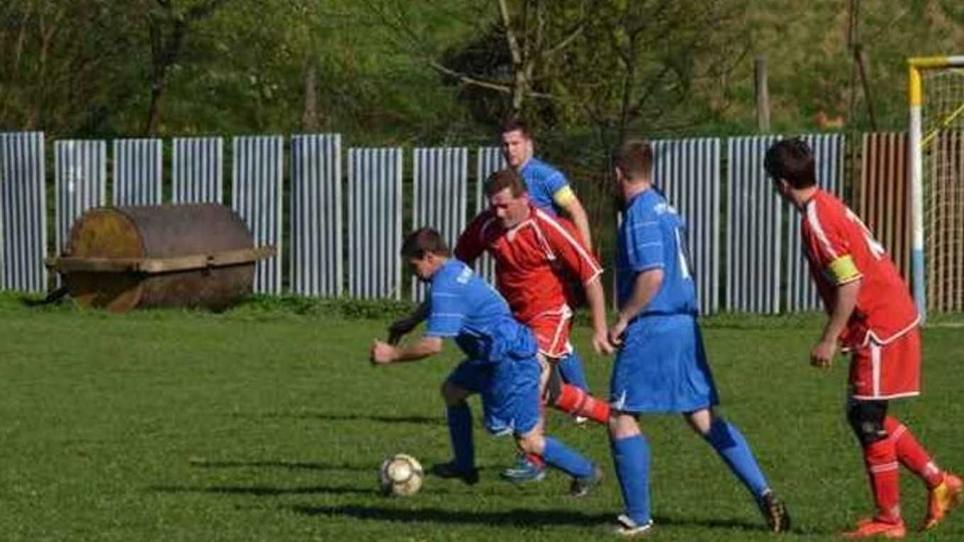 Boj o chvost. Aj keď Vlachovo zdolalo doma Honce, z posledného miesta neuniklo.