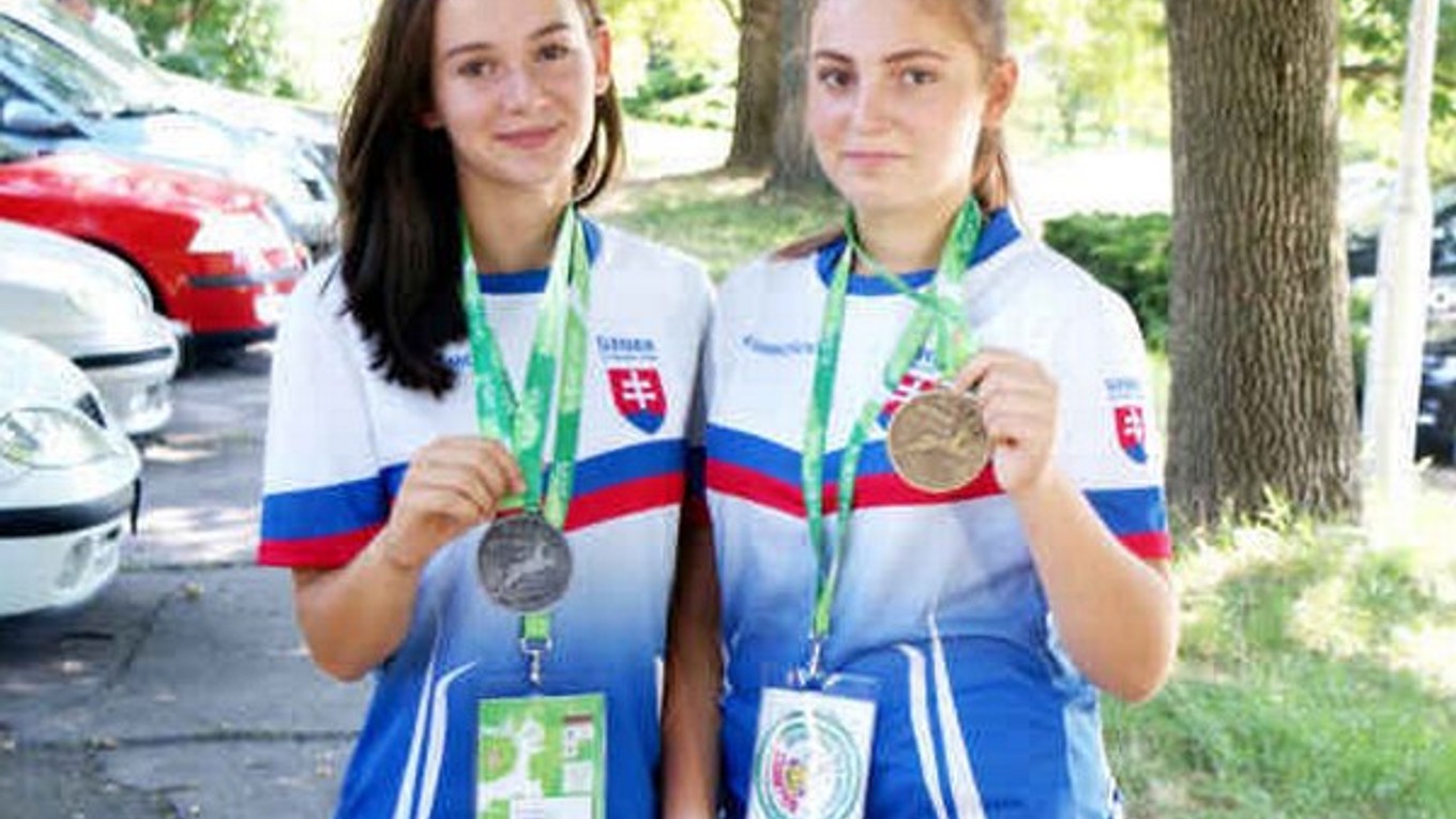 Úspešné lukostrelkyne, zľava Veronika Vilimová a Viktória Kormošová.
