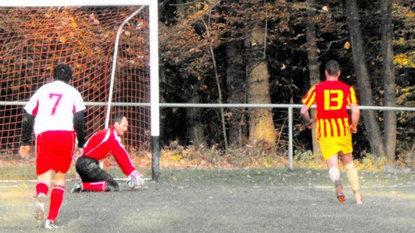 Penalta. Brankár Lindák bol proti Oravcovi úspešný.