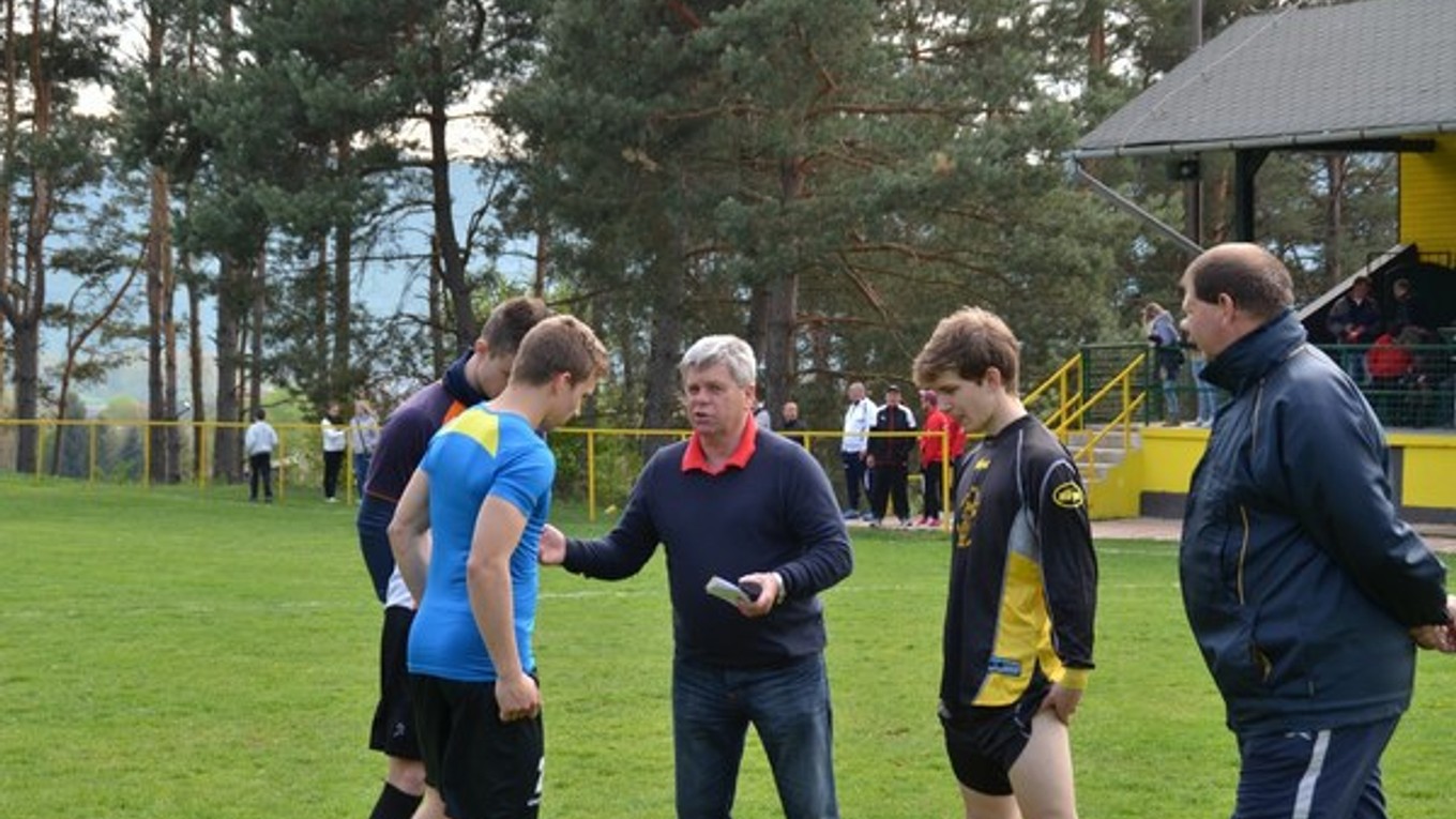 Od štvrtka do nedele. Tréner FK Krh. Podhradie Július Balta (v strede) pripravil pre svojich zverencov náročný tréningový program.