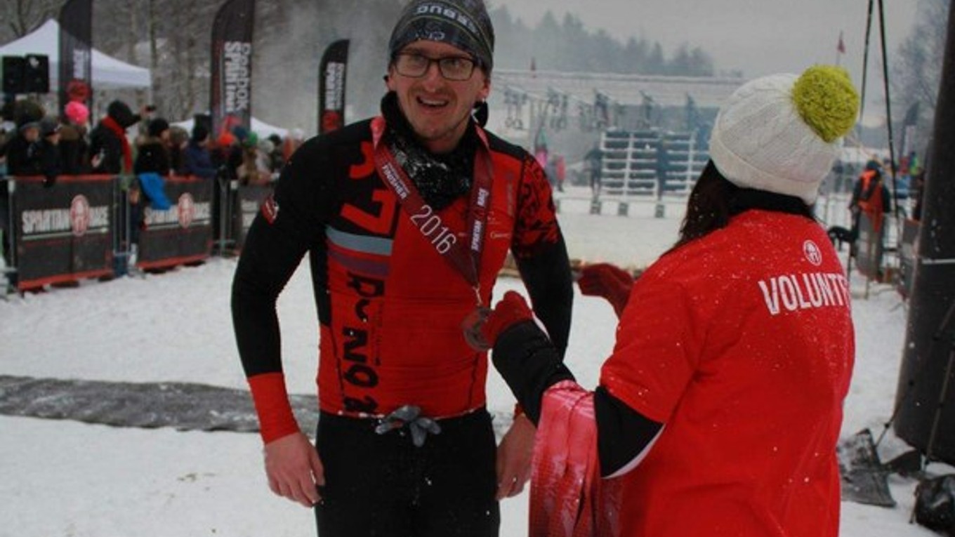 V cieli. Patrik Milata v cieli zimnej Spartan Race.